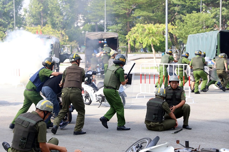 Diễn tập các tình huống tham gia bảo vệ an ninh, trật tự ở cơ sở tại buổi lễ ra mắt - Ảnh: AN BÌNH