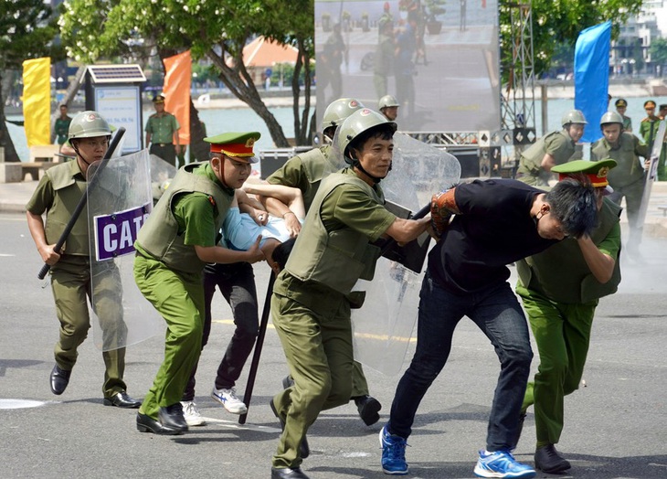 Lực lượng tham gia bảo vệ an ninh, trật tự ở cơ sở và công an diễn tập thực binh bắt người chống người thi hành công vụ tại lễ ra mắt - Ảnh: Đ.H.