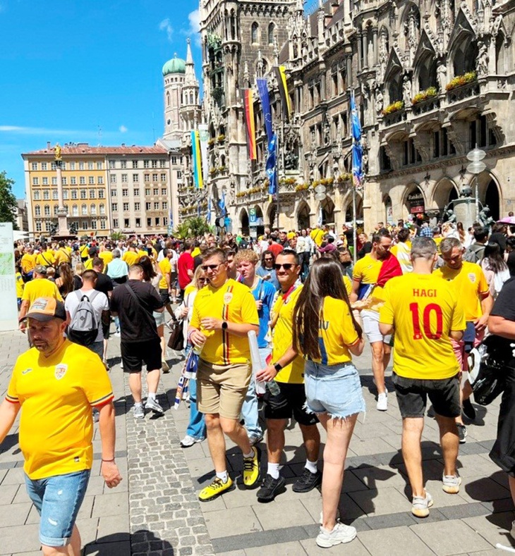 Cổ động viên Romainia tràn ngập quảng trường Đức Mẹ (Marienplatz), thành phố Munchen (ảnh chụp lúc 11h ngày 17-6) - Ảnh: D.Trường