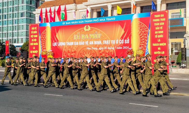 Lực lượng tham gia bảo vệ an ninh, trật tự cơ sở TP Nha Trang tại buổi lễ ra mắt sáng 1-7 - Ảnh: PHAN SÔNG NGÂN