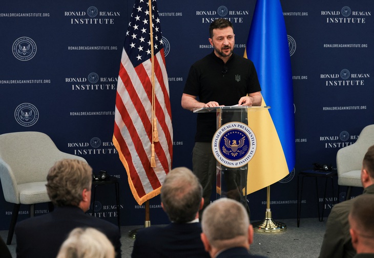 Tổng thống Ukraine Volodymyr Zelensky phát biểu tại Viện Ronald Reagan bên lề Hội nghị thượng đỉnh NATO tại Washington, Mỹ ngày 9-7 (giờ Mỹ) - Ảnh: REUTERS