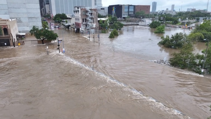 Cảnh ngập lụt do bão Beryl tại thành phố Houston, bang Texas, Mỹ hôm 8-7 - Ảnh: REUTERS