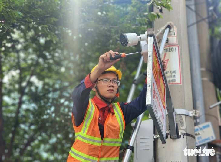 Phường Trung Mỹ Tây (quận 12) triển khai lắp camera giám sát ở khu vực cầu vượt An Sương vào ngày 10-7 - Ảnh: NGỌC KHẢI