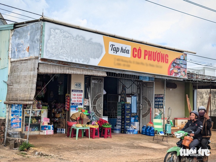 Bảng hiệu quảng cáo của tiệm tạp hóa trên đường Hoàng Sa, TP Pleiku, đã được xịt sơn che mờ phần logo ứng dụng cờ bạc - Ảnh: TẤN LỰC 