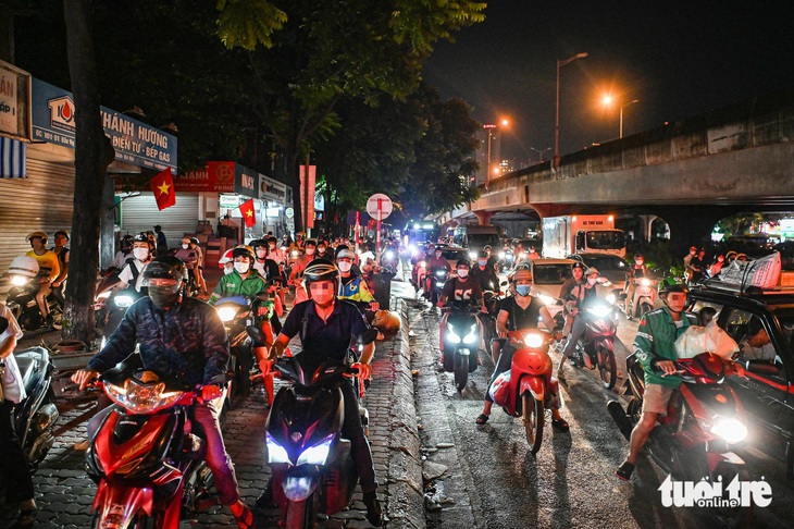 Xe máy lao lên vỉa hè, dàn thành hàng 2-3 ở đường vành đai 3 (Hà Nội) - Ảnh: HỒNG QUANG