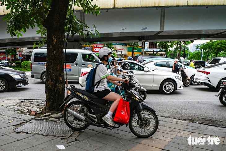 Sững sờ với cảnh cả đoàn xe máy lao trên vỉa hè- Ảnh 3.