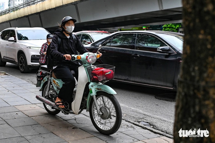 Sững sờ với cảnh cả đoàn xe máy lao trên vỉa hè- Ảnh 2.