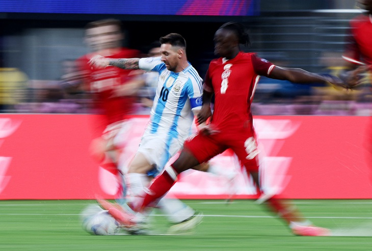 Messi với pha đi bóng trong trận Argentina thắng Canada 2-0 ở bán kết - Ảnh: Reuters