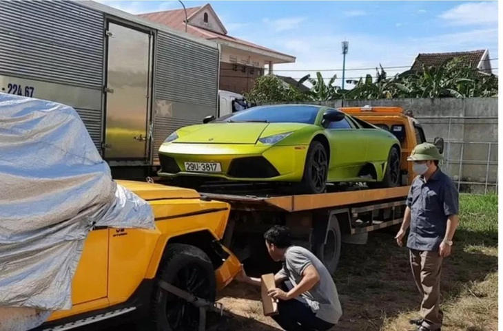 Hai siêu xe Lamborghini và Mercedes-AMG G63 nhập lậu vừa được cơ quan chức năng Quảng Bình đưa đi tiêu hủy - Ảnh: T.P