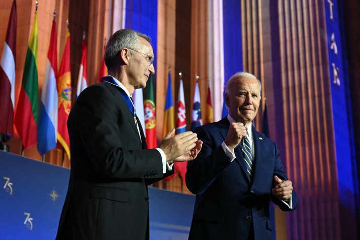 Tổng thống Mỹ Joe Biden (phải) và Tổng thư ký NATO Jens Stoltenberg tại sự kiện kỷ niệm 75 năm thành lập NATO ở Washington, Mỹ ngày 9-7 - Ảnh: AFP