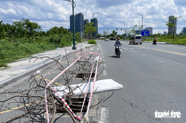 Miệng cống, hầm kỹ thuật trên đường Tố Hữu (TP Thủ Đức) bị mất nắp đậy và lưới chắn rác. Ghi nhận hồi tháng 6-2023 - Ảnh: CHÂU TUẤN