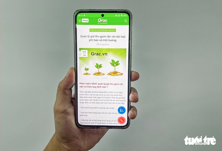 Người dân quận Bình Tân sẽ đóng tiền rác qua app (ứng dụng GRAC) cho phường - Ảnh: CHÂU TUẤN