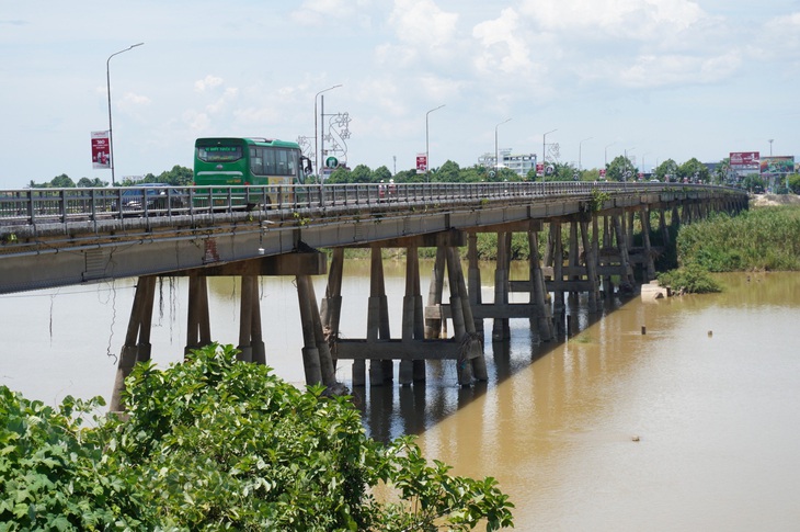 Cầu Trà Khúc 1 với hệ thống trụ móng lâu đời nhìn lạc lõng so với những cây cầu hiện đại ngày nay - Ảnh: TRẦN MAI