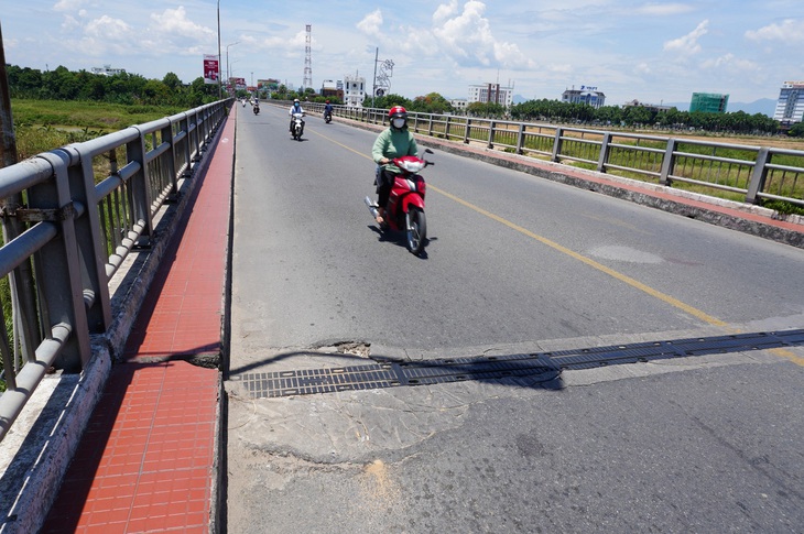 Nhiều điểm bong tróc trên mặt cầu được 