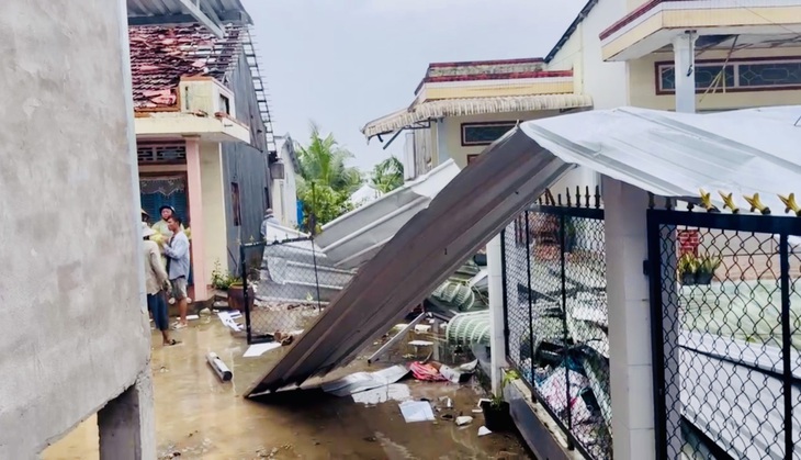 Dông lốc đã làm tốc mái nhiều căn nhà ở xã Phong Hòa, huyện Lai Vung - Ảnh: TỐNG DOANH