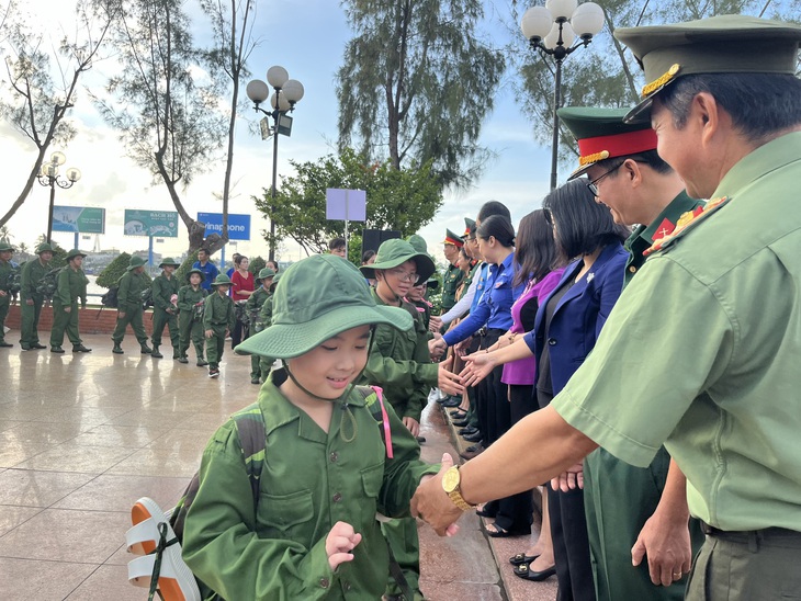 Chiến sĩ nhí trong bộ quân phục chỉnh tề đã sẵn sàng cho khóa học Học kỳ quân đội - Ảnh: LAN NGỌC