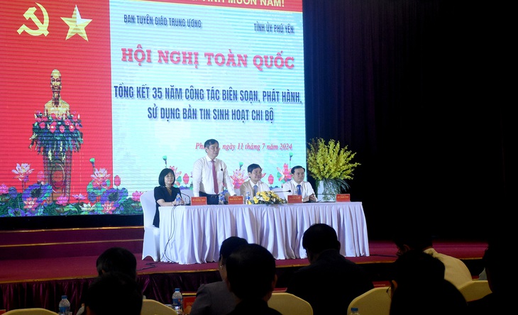 Phó trưởng Ban Tuyên giáo Trung ương Phan Xuân Thủy (đứng) phát biểu điều hành thảo luận Hội nghị toàn quốc tổng kết 35 năm biên soạn, phát hành, sử dụng bản tin Sinh hoạt chi bộ - Ảnh: D.TH.