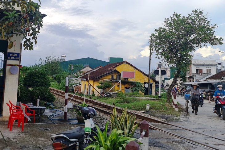 Ngành đường sắt đang "cầu viện" Quảng Ngãi hỗ trợ tuyên truyền, xử lý, ngăn chặn hành vi ném đá lên tàu - Ảnh: TRẦN MAI