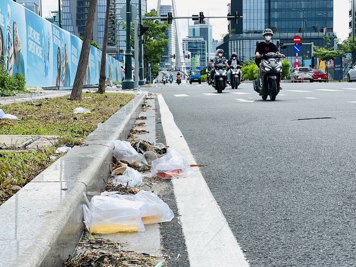 Ly nhựa, bọc ni lông vương vãi khắp nơi - Ảnh: XUÂN ĐOÀN