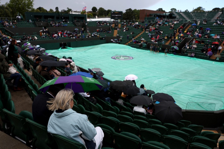 Wimbledon 2024 khốn khổ vì thời tiết xấu - Ảnh: REUTERS