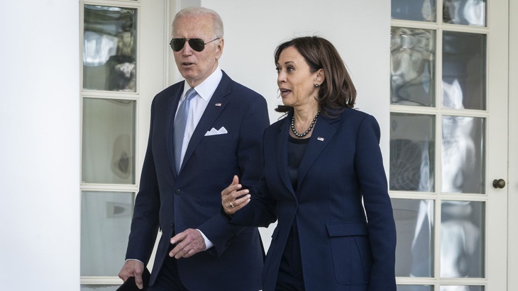 Tổng thống Biden và Phó tổng thống Kamala Harris trao đổi khi đi cùng nhau tại Nhà Trắng - Ảnh: Nhà Trắng công bố