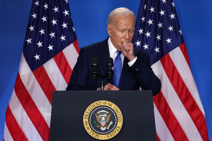 Tổng thống Biden ho khi đang trả lời tại họp báo ngày 11-7 - Ảnh: REUTERS