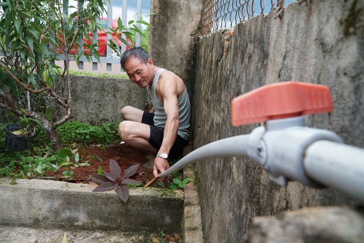 Ông Dương Văn Minh, ở thôn Thuận Hòa (xã Thuận Hạnh, huyện Đắk Song), đóng tiền nước 1,3 triệu đồng nhưng chờ mãi chưa thấy nước từ công trình nước tập trung của xã cấp tới gia đình - Ảnh: ĐỨC LẬP