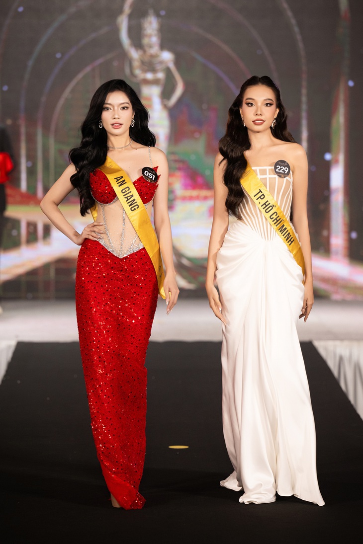 Các thí sinh Miss Grand Vietnam 2024 khoe sắc trong buổi trao sash.