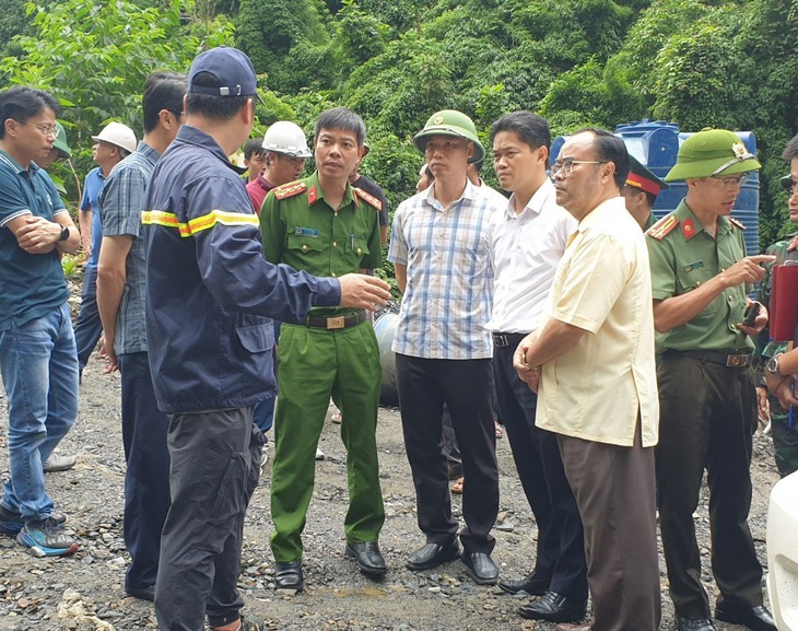 Phó bí thư thường trực Tỉnh ủy Lai Châu Vũ Mạnh Hà (áo trắng), đại tá Lê Anh Hưng - phó giám đốc Công an tỉnh (áo xanh ở giữa) trực tiếp chỉ đạo tại hiện trường - Ảnh: Đ.DƯƠNG