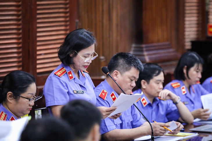 Đại diện viện kiểm sát trong phần đối đáp đã khẳng định việc không tạm đình chỉ đối với bà Nguyễn Thị Thanh Nhàn là phù hợp và đúng quy định pháp luật - Ảnh: N.T.