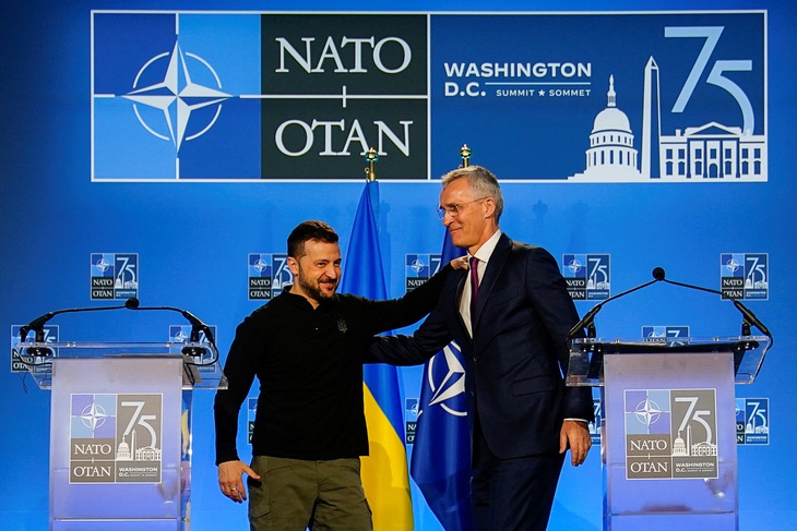 Tổng thống Ukraine Zelensky (trái) và Tổng thư ký NATO Jens Stoltenberg sắp mãn nhiệm tại hội nghị ở Mỹ - Ảnh: REUTERS