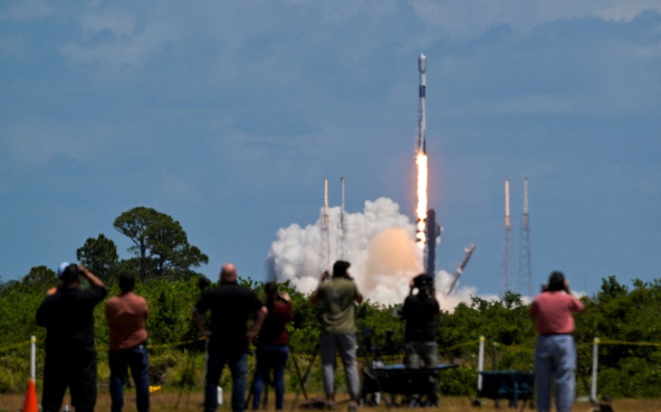 Mỹ vừa cho SpaceX phóng tên lửa Falcon 9 trở lại, vừa điều tra - Ảnh 2.