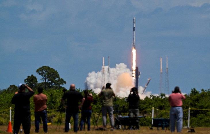 Một tên lửa Falcon 9 được phóng đi tại Mũi Canaveral, bang Florida, Mỹ ngày 6-5 - Ảnh: REUTERS