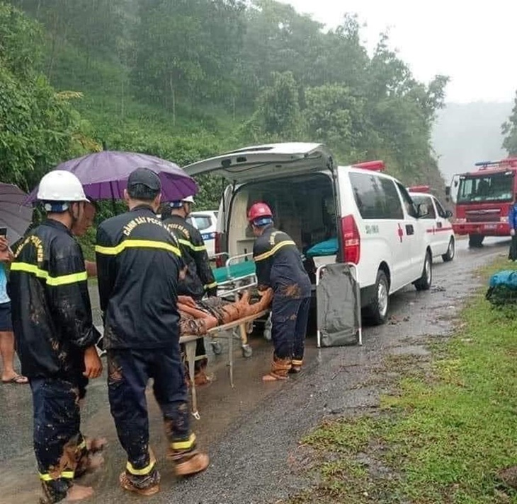 Lực lượng chức năng đưa nạn nhân đi cấp cứu - Ảnh: Công an Hà Giang