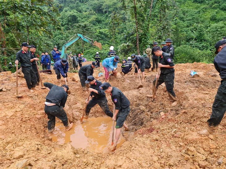 Lực lượng chức năng nỗ lực đào bới, cứu nạn - Ảnh: Công an Hà Giang