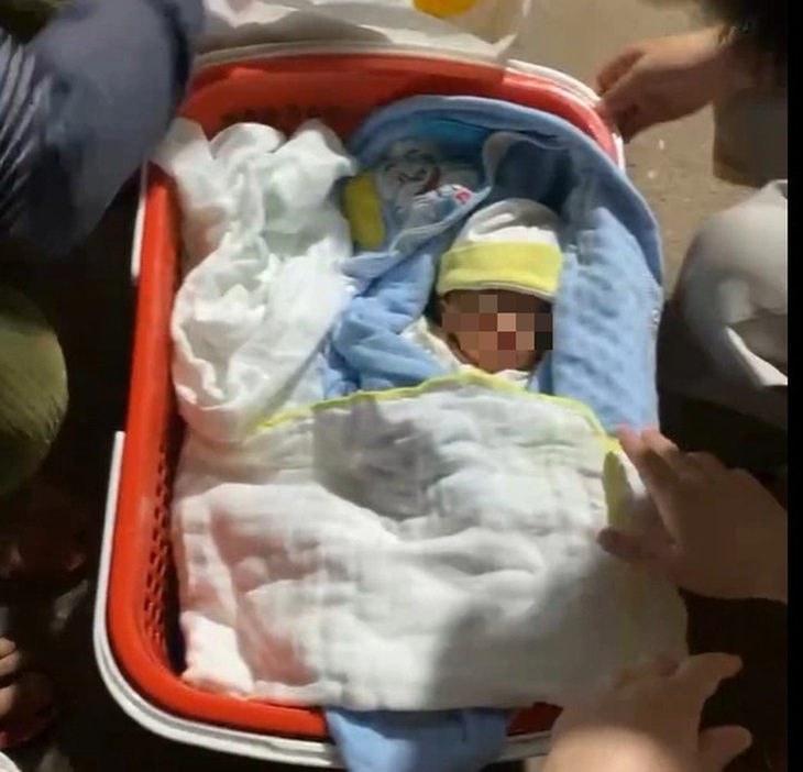 Một trong hai bé trai sơ sinh bị bỏ rơi tại TP Bến Cát, tỉnh Bình Dương - Ảnh: B.Đ.