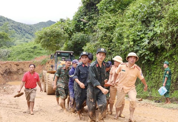 Các chiến sĩ công an, quân đội đưa thi thể nạn nhân ra khỏi hiện trường vụ sạt lở - Ảnh: Công an cung cấp