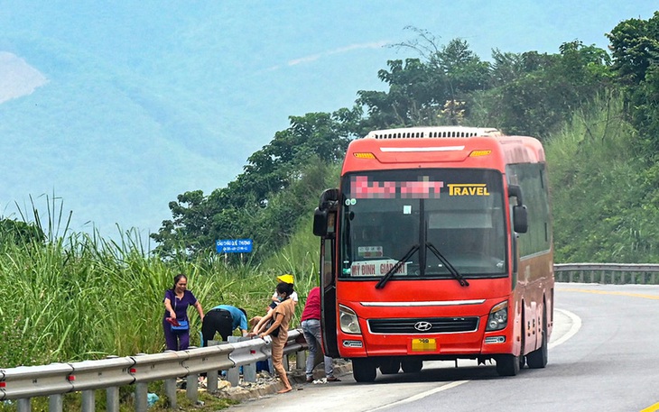 Những tai nạn thương tâm từ thói quen đường làng trên cao tốc