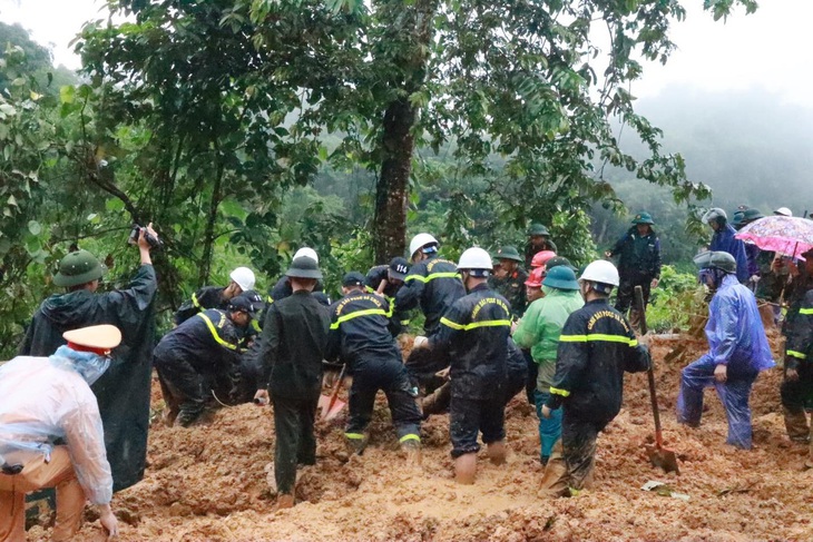 Lực lượng cứu hộ, cứu nạn tìm kiếm các nạn nhân vụ sạt lở đất vùi lấp xe khách ở Hà Giang sáng 13-7 - Ảnh: Công an tỉnh Hà Giang