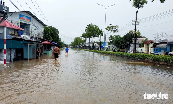 Mưa liên tục làm cho đường đi qua xã Cửa Dương (TP Phú Quốc) cũng bị ngập lênh láng vì thoát nước không kịp - Ảnh: CHÍ CÔNG