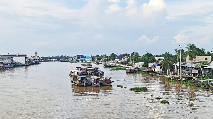 Chợ nổi Cái Bè chỉ còn lưa thưa vài chiếc ghe - Ảnh: Mậu Trường