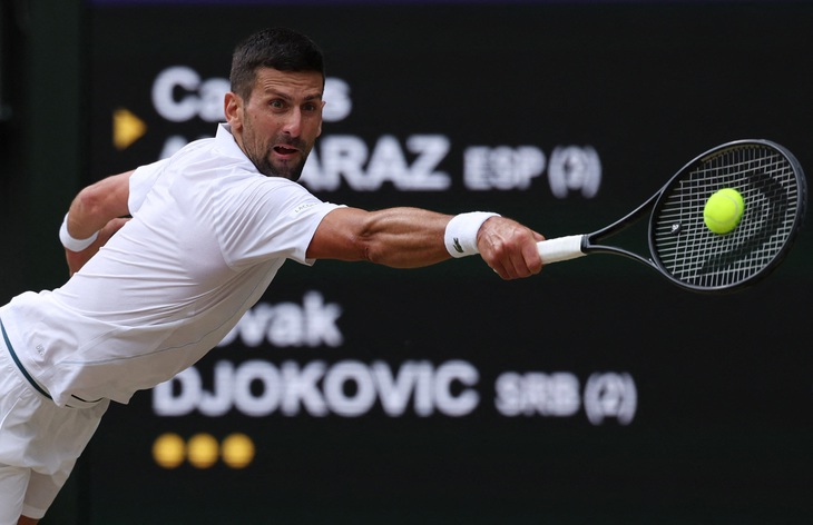 Djokovic tỏ ra bất lực trước sức trẻ của Alcaraz - Ảnh: REUTERS