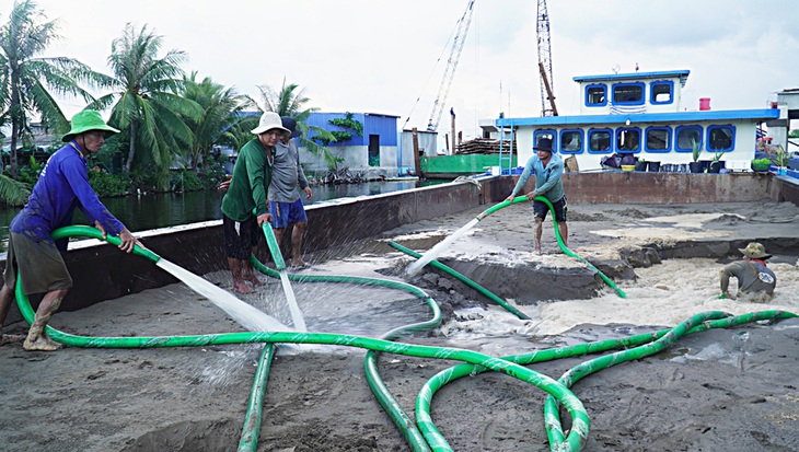 Trên sà lan vận chuyển cát biển