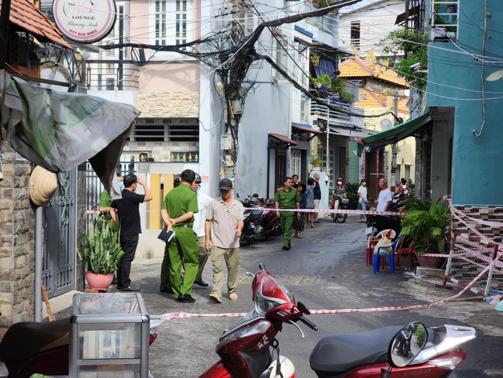 Lực lượng chức năng phong tỏa hiện trường tại vụ cháy 3 người tử vong - Ảnh: MINH HÒA