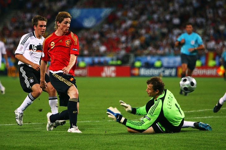 Fernando Torres (áo đỏ) ghi bàn giúp Tây Ban Nha vô địch Euro 2008 - Ảnh: GETTY