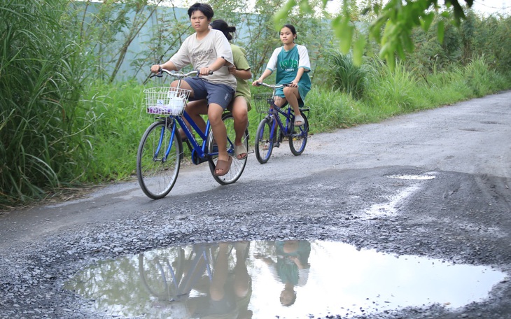 Đường Lò Lu ở Thủ Đức đầy 'hố bom' sâu hơn gang tay  - Ảnh 2.