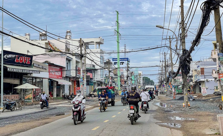 Khởi công hơn 15 tháng, cột điện vẫn chình ình dọc dự án đường Tân Kỳ Tân Quý?- Ảnh 4.