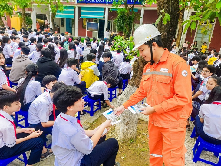 Trong 6 tháng đầu năm 2024, EVNCPC đã phát động nhiều cuộc thi tìm hiểu về tiết kiệm điện. Trong ảnh là cảnh công nhân điện phát tờ rơi về tìm hiểu tiết kiệm điện tại một trường học trên địa bàn Quảng Trị - Ảnh: EVNCPC cung cấp 