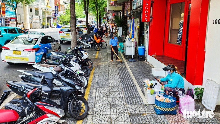 Vỉa hè được kẻ vạch sơn, chia thành từng khu vực trên đường Lê Thánh Tôn (quận 1, TP.HCM) - Ảnh: CHÂU TUẤN