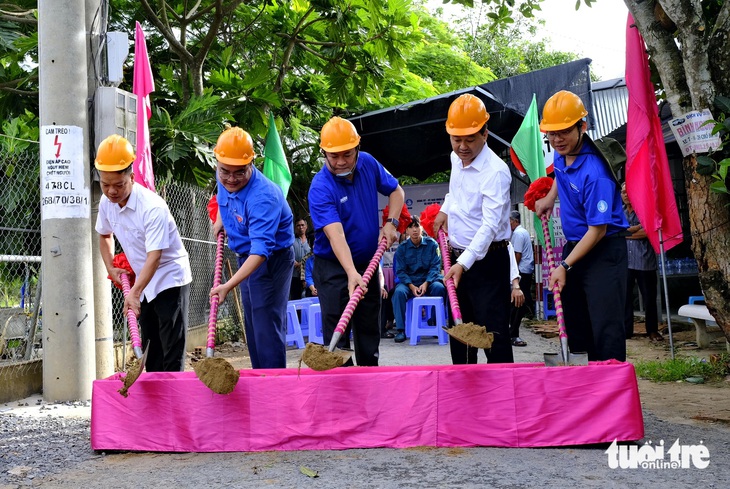 Lãnh đạo Thành ủy, Thành Đoàn TP.HCM cùng lãnh đạo huyện Cao Lãnh, tỉnh Đồng Tháp khởi công sửa chữa cầu Trang Văn Học - Ảnh: ĐẶNG TUYẾT